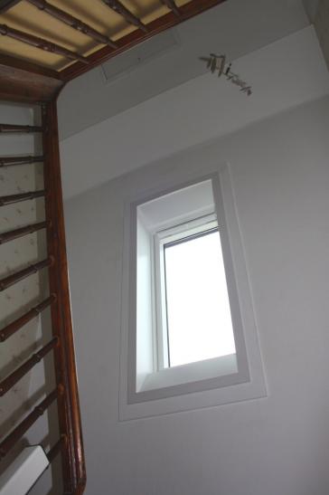 neues großes helles Dachfenster im Treppenhaus 