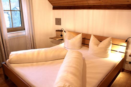 Kleineres Schlafzimmer mit Doppelbett