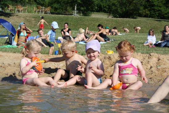 Sandspielbereich und Wasserabgrenzung für die Kinder