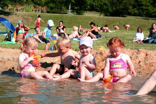 Obernzenner Badesee mit Liegewiese, Wasserrutsche, Spielplatz, Rundweg und Gaststätte