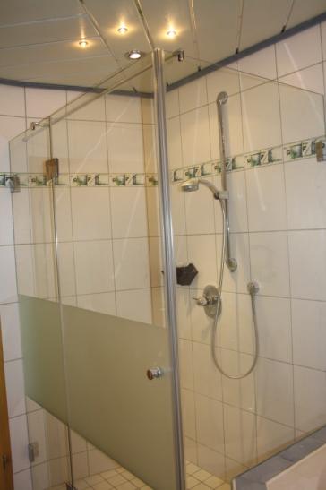 großes Bad mit riesen Dusche, Eckbadewanne...